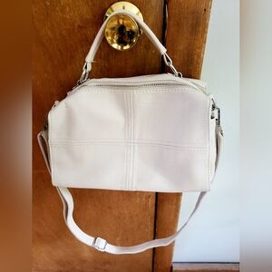 Vaschy cream colored crossbody. Made from vegan leather.
